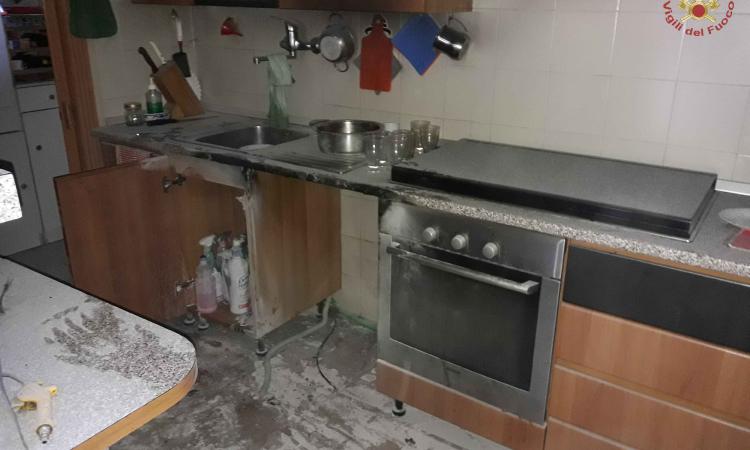 Paura a Monte San Pietrangeli per l'incendio di una lavastoviglie Paura a Monte San Pietrangeli per l'incendio di una lavastoviglie