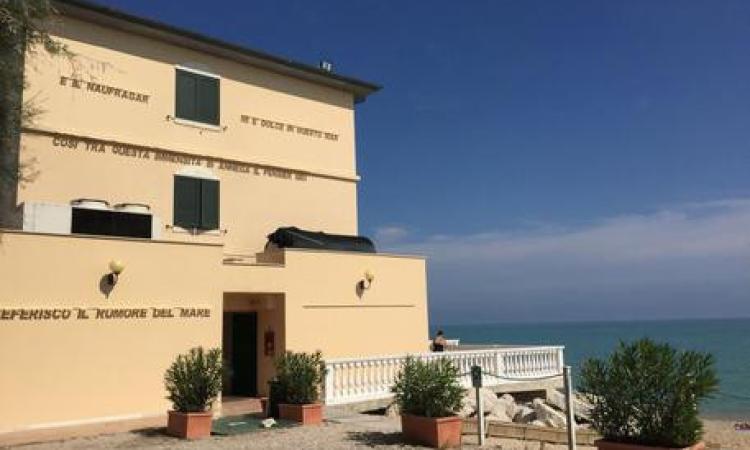 Porto Recanati, sulle parete del "Brigantino" spuntano i versi di Leopardi Porto Recanati, sulle parete del "Brigantino" spuntano i versi di Leopardi