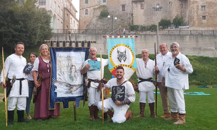 Gli “Arcieri Storici Turma Lyncis Arcieria” di Belforte del Chienti campioni regionali al “Torneo della Marca” Gli “Arcieri Storici Turma Lyncis Arcieria” di Belforte del Chienti campioni regionali al “Torneo della Marca”