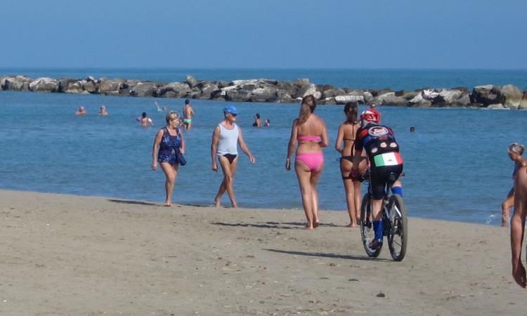 Caldo estivo nel primo giorno d'autunno e spiagge super affollate a Civitanova