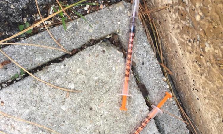 Siringhe davanti casa: a Corridonia i cittadini si lamentano