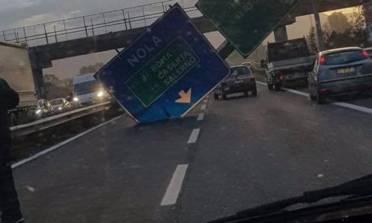 A Nola cartello cade per il vento, un civitanovese: "Ho visto la morte in faccia" A Nola cartello cade per il vento, un civitanovese: "Ho visto la morte in faccia"