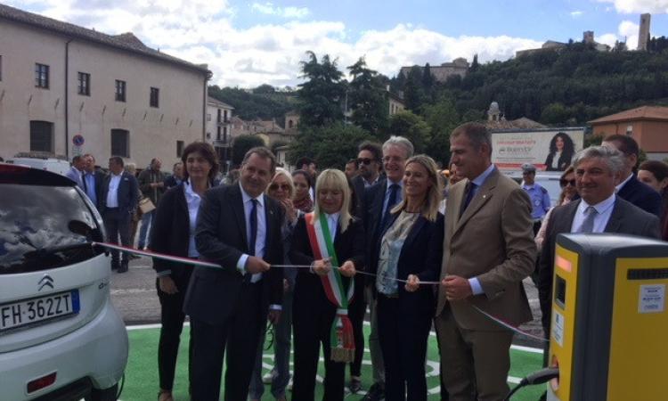 San Severino, inaugurata la prima colonnina per auto elettriche San Severino, inaugurata la prima colonnina per auto elettriche