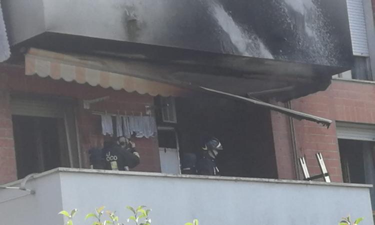 Macerata, paura in via Verga: incendio in un'abitazione