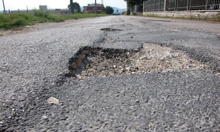 Strada dissestata e divieti non rispettati: pericolo in contrada Piane Chienti Strada dissestata e divieti non rispettati: pericolo in contrada Piane Chienti