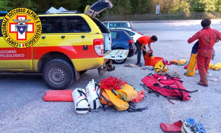 Incidente all'interno di una grotta, ragazza cade da alcuni metri di altezza: soccorsi in corso Incidente all'interno di una grotta, ragazza cade da alcuni metri di altezza: soccorsi in corso