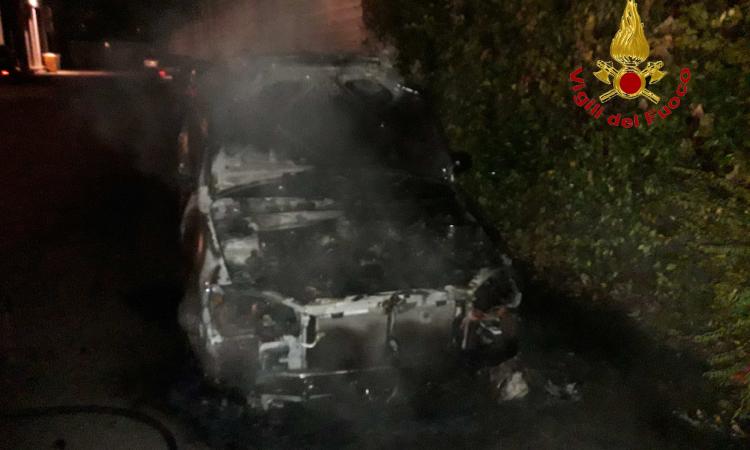Civitanova, in fiamme un'auto: è successo nella notte