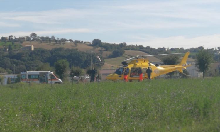 Corridonia, urta un'auto con lo scooter: 17enne trasportato a Torrette