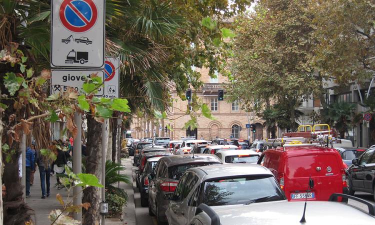 Civitanova: per un salto al mercato meglio rischiare la multa che pagare il parcheggio