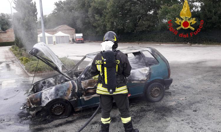 Incendio a Urbisaglia: in fiamme un'auto Incendio a Urbisaglia: in fiamme un'auto