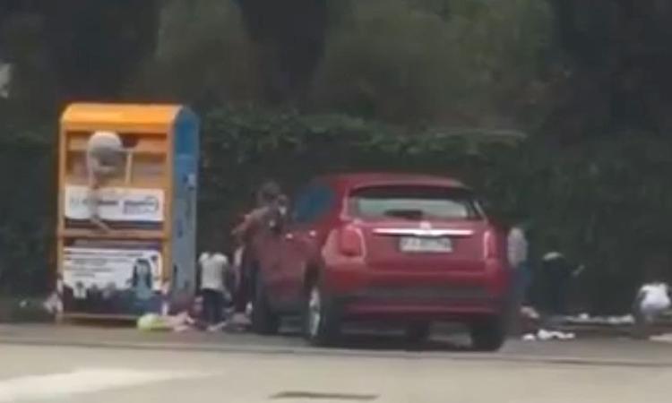Montecosaro, zingari all'assalto di un cassonetto degli abiti usati - VIDEO