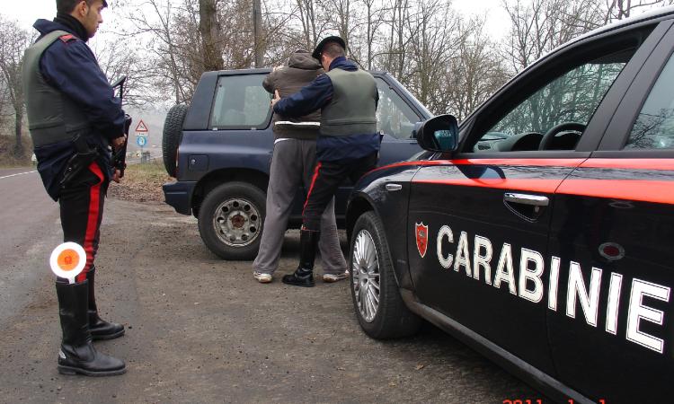 Alla vista dei carabinieri cerca di liberarsi dell'eroina. Segnalato un trentatreenne Alla vista dei carabinieri cerca di liberarsi dell'eroina. Segnalato un trentatreenne
