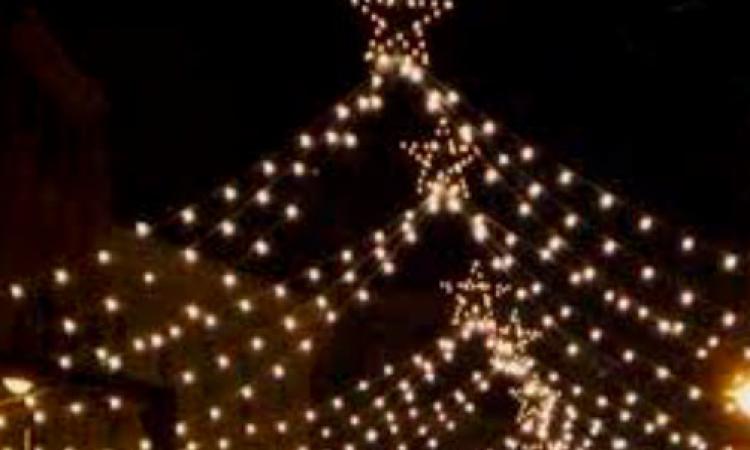 Natale a Macerata, Giunta e associazioni al lavoro su luminarie e attrazioni in centro e nelle frazioni Natale a Macerata, Giunta e associazioni al lavoro su luminarie e attrazioni in centro e nelle frazioni