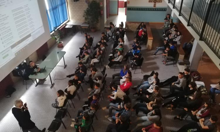 Castelraimondo: i ragazzi dell'Istituto Strampelli a scuola di "social" con la Polizia Postale