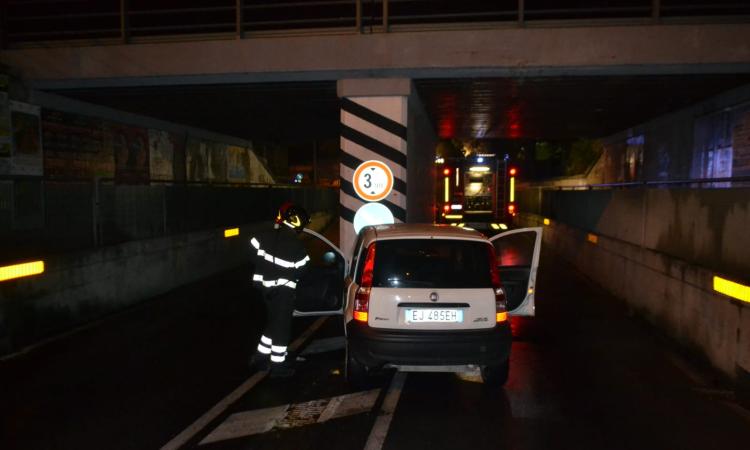 Porto Recanati, perde il controllo dell'auto e si schiantano contro un pilone: madre e figlia al pronto soccorso Porto Recanati, perde il controllo dell'auto e si schiantano contro un pilone: madre e figlia al pronto soccorso