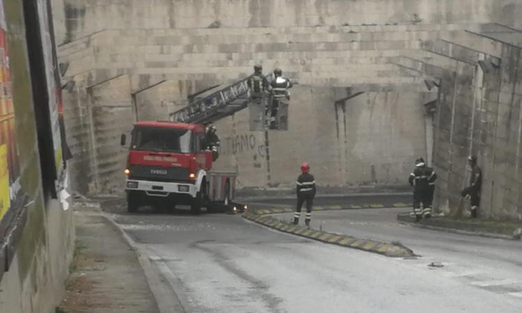 Distacchi al "sottopasso", allarme in Via Mattei. Al lavoro Vigili del Fuoco e tecnici - FOTO