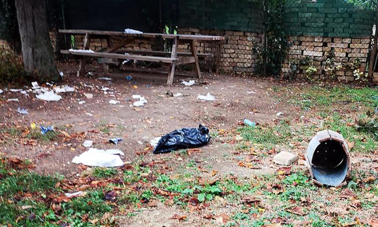 Civitanova, parco di via Saragat devastato dai vandali Civitanova, parco di via Saragat devastato dai vandali