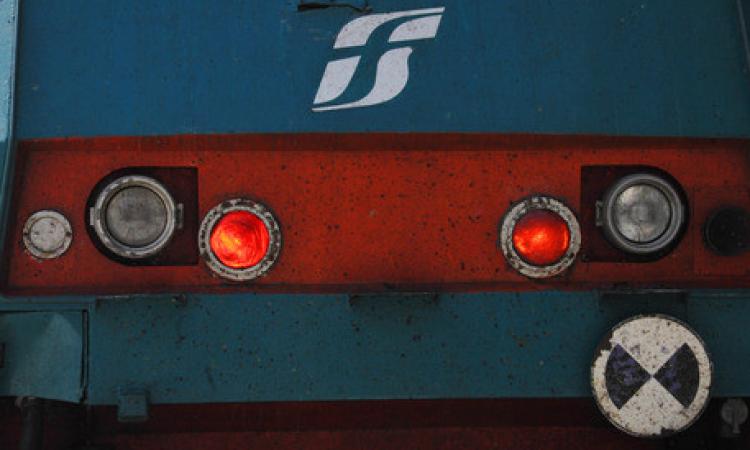 Linea ferroviaria Adriatica bloccata: rinvenuto un cadavere tra i binari Linea ferroviaria Adriatica bloccata: rinvenuto un cadavere tra i binari