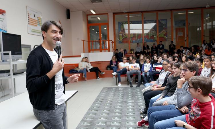 Macerata, i ragazzi dell'IIS "Bramante-Pannaggi" incontrano Piero Massimo Macchini Macerata, i ragazzi dell'IIS "Bramante-Pannaggi" incontrano Piero Massimo Macchini