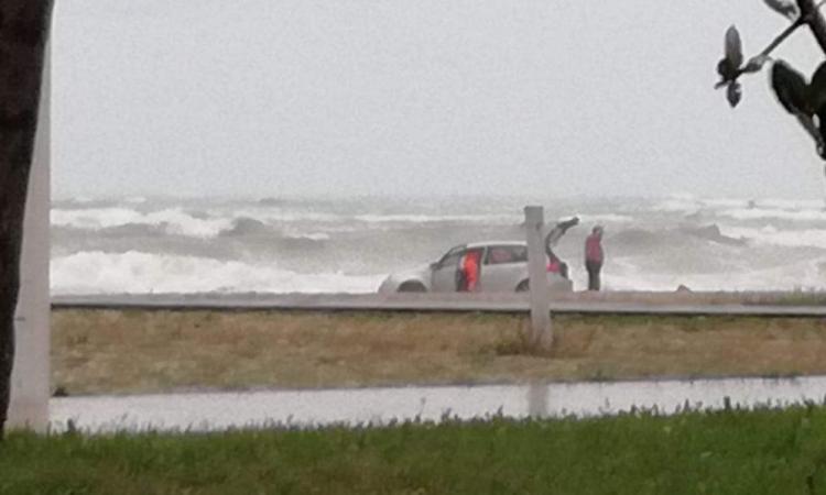 Civitanova, auto bloccata sulla spiaggia: "Volevo far vedere il mare a mia madre" Civitanova, auto bloccata sulla spiaggia: "Volevo far vedere il mare a mia madre"