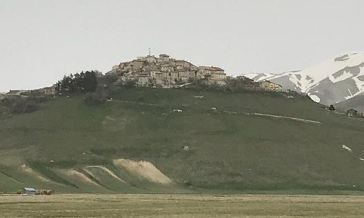 Sisma, demolizioni a Castelluccio di Norcia: sarà quasi rasa al suolo Sisma, demolizioni a Castelluccio di Norcia: sarà quasi rasa al suolo