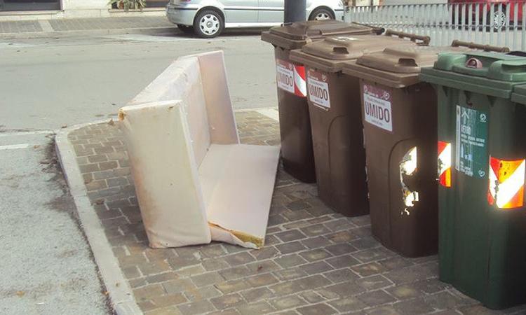 Civitanova, torna un classico dell'eco-inciviltà: il divano abbandonato in strada