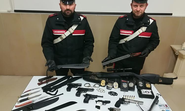 Macerata: un arsenale di armi giocattolo. Trovati anche distintivi e oggetti in dotazione alle forze dell'ordine