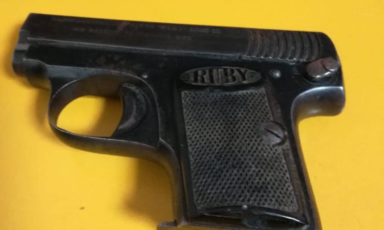 Recanati: maltrattava la convivente e nel camper custodiva una pistola detenuta illegalmente