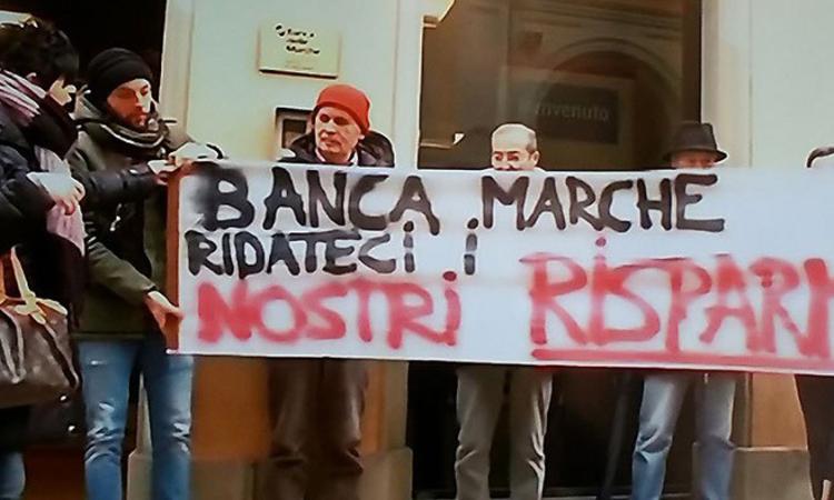 Fondi del Governo insufficienti: "truffati" ex Banca Marche sul piede di guerra Fondi del Governo insufficienti: "truffati" ex Banca Marche sul piede di guerra
