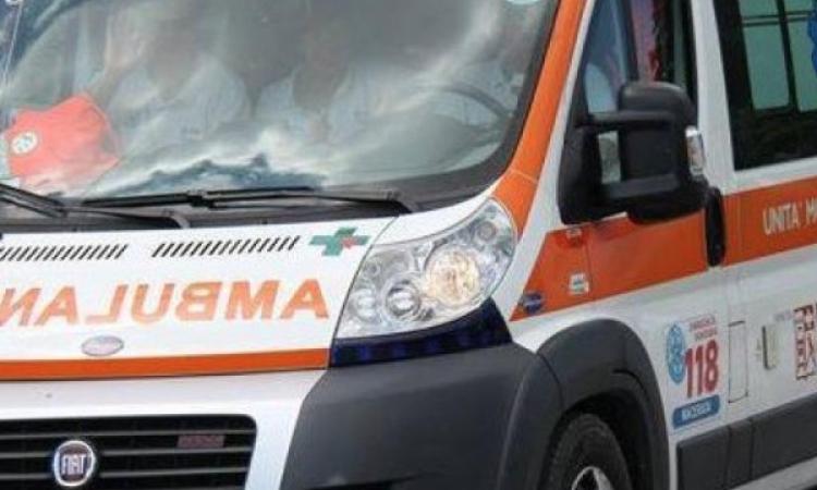 Recanati, colpito dalle scatole: ferito un operaio
