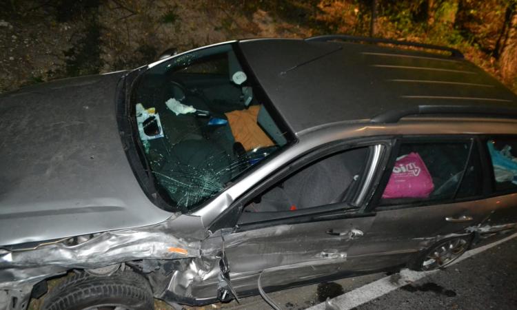 Macerata: frontale nella notte, ore di lavoro per i soccorritori (FOTO)
