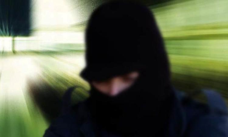 San Severino: entra armato nel bar e si fa consegnare l'incasso, sotto choc la barista San Severino: entra armato nel bar e si fa consegnare l'incasso, sotto choc la barista