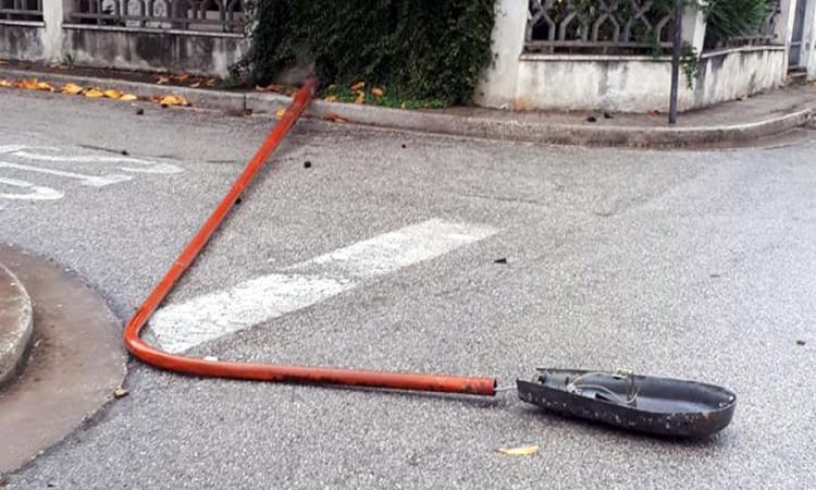 Tragedia sfiorata a Civitanova: cade un palo dell'illuminazione pubblica (Foto)