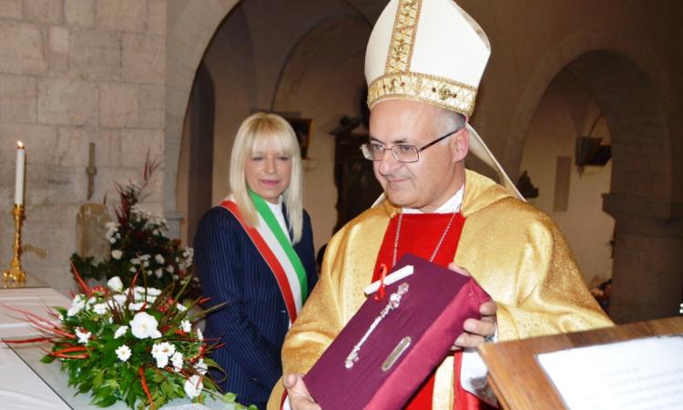 San Severino, il sindaco dona le chiavi della città al vescovo Massara