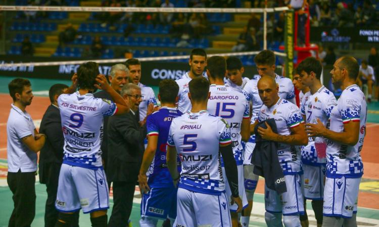 Volley Potentino al PalaBigi per lottare: blitz a Reggio Emilia con l'alzature Cuti nel gruppo