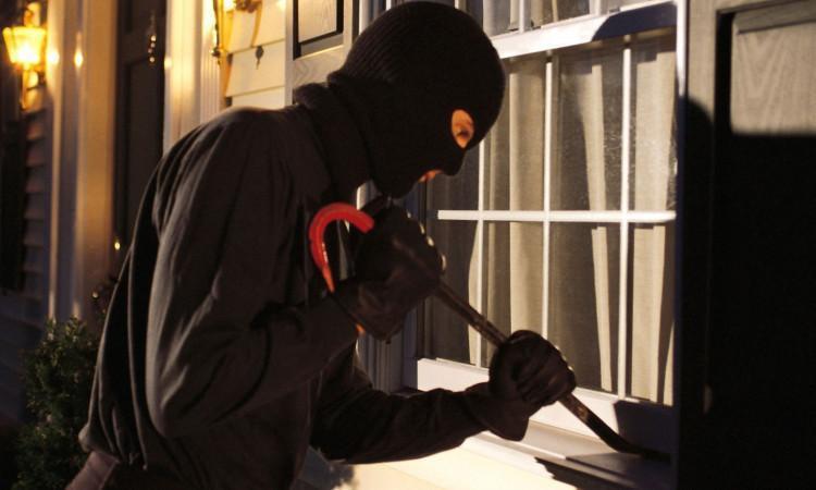 Rompono una finestra e si introducono in casa: furto a Cingoli