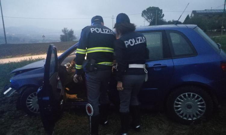 Mistero a Pollenza, ritrovata un'auto abbandonata e semi distrutta - FOTO Mistero a Pollenza, ritrovata un'auto abbandonata e semi distrutta - FOTO