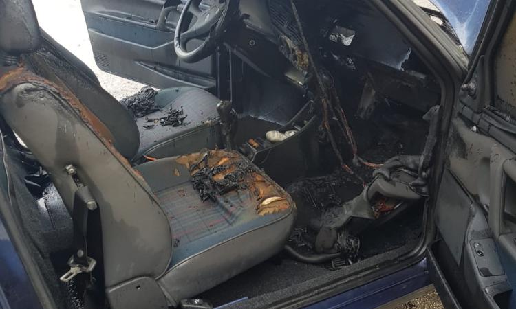 Civitanova, auto in fiamme al confine con Porto Potenza
