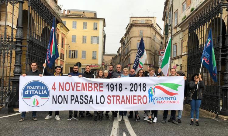 "Non passa lo straniero", FdI manifesta a Macerata