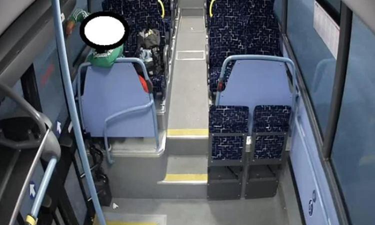 Scriveva sugli autobus: filmato e denunciato un ventisettenne