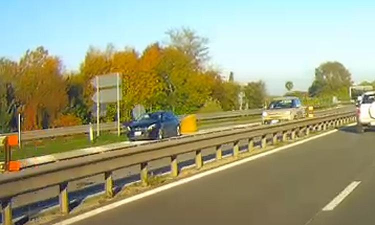 Incosciente in superstrada: salta l'uscita e torna indietro in retromarcia Incosciente in superstrada: salta l'uscita e torna indietro in retromarcia