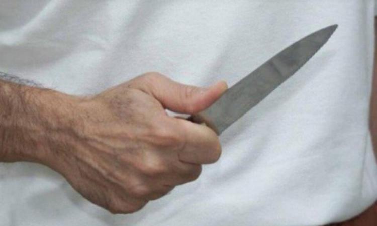 Non vuole lasciare la camera in affitto e minaccia la proprietaria con un coltello
