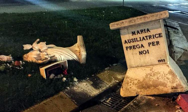 Civitanova, incidente alla rotonda: abbatte la statua della Madonna e scappa