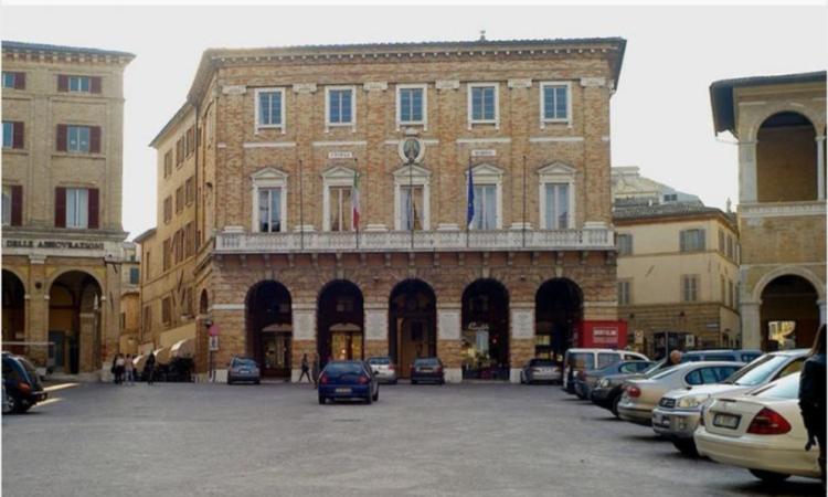 Macerata, il palazzo comunale diventa viola contro I tumori al pancreas Macerata, il palazzo comunale diventa viola contro I tumori al pancreas