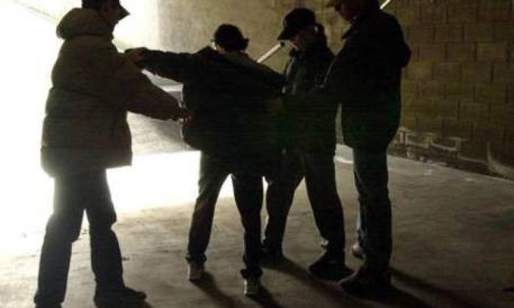 Decine di adolescenti si danno appuntamento sui social per fare una rissa Decine di adolescenti si danno appuntamento sui social per fare una rissa