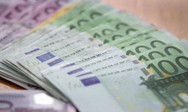 Perde il portafoglio con 5mila euro, glielo ritrova la polizia Perde il portafoglio con 5mila euro, glielo ritrova la polizia