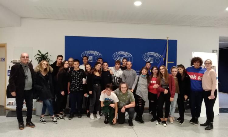 I ragazzi del liceo economico sociale "Ricci" di Macerata alla scoperta delle opportunità dell'Europa I ragazzi del liceo economico sociale "Ricci" di Macerata alla scoperta delle opportunità dell'Europa