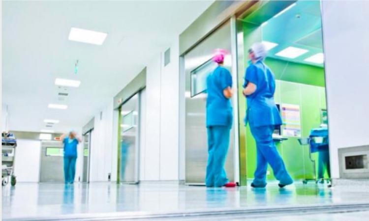 Macerata, non si vaccina: ostetrica licenziata Macerata, non si vaccina: ostetrica licenziata