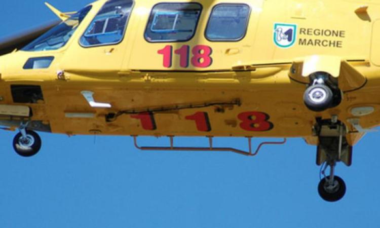 Montefano, meccanico gravemente ferito  a una mano: portato in elicottero ad Ancona