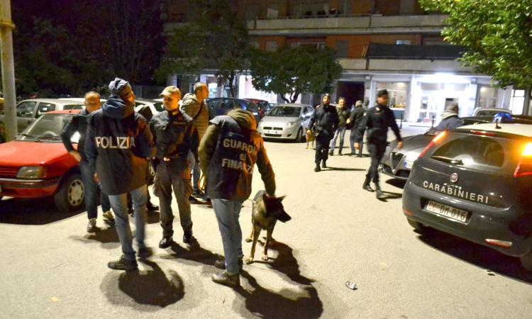 Hotel House : operazione interforze nella notte (FOTO) Hotel House : operazione interforze nella notte (FOTO)